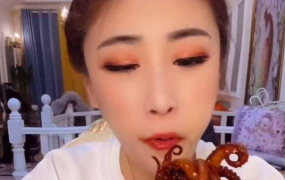 三位小姐姐吃鱿鱼视频,趣味横生美食瞬间