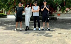 （黄晓明叶珂隐婚？晒同款钻戒官宣成黄夫人后看不起效劳员！）（起猛了！47岁黄晓明上半身大秀胸肌网友：老老的年青感）？减肥健身引料到孟子义回应陈情令加戏杨幂资源低落显然