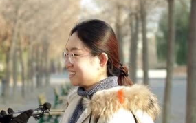 给小姐姐洗脚被女朋看见,洗脚瞬间，女友目睹了这一幕